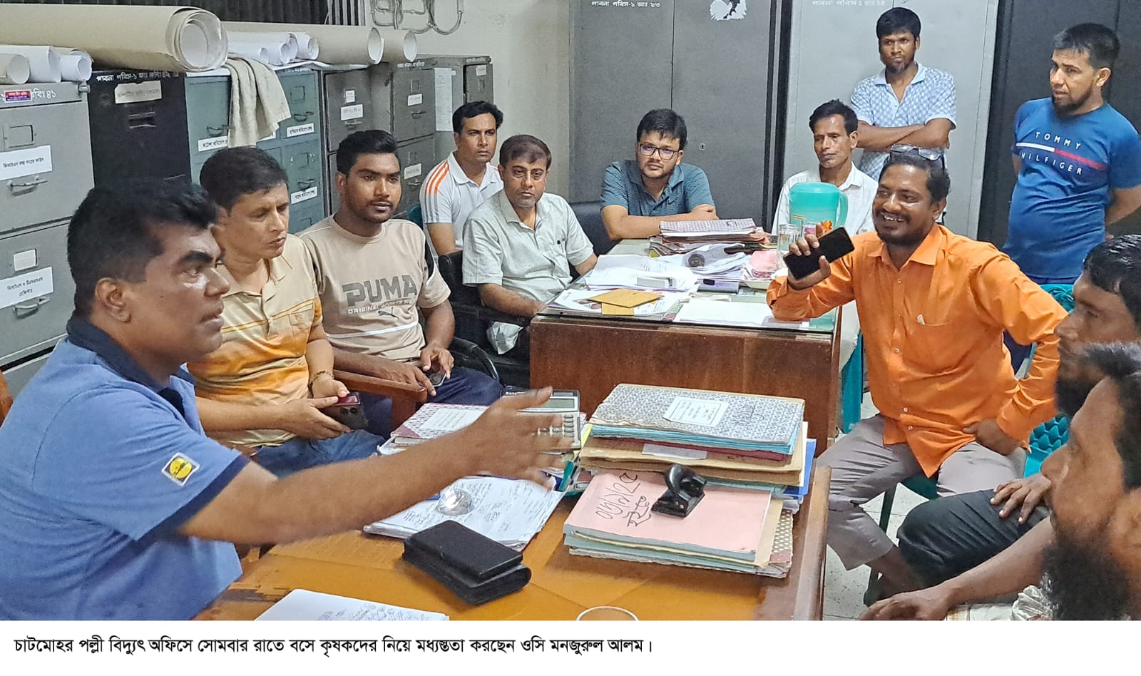 চাটমোহরে পল্লী বিদ্যুৎ অফিস ঘেরাও করল বিক্ষুব্ধ কৃষকরা